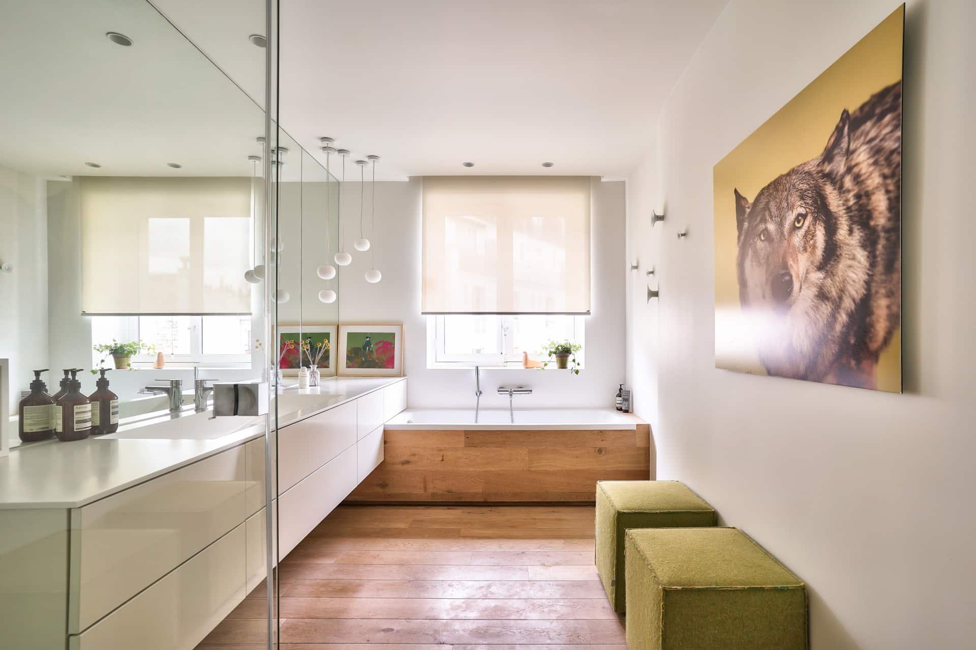 salle de bains avec douche et baignoire moderne luxe appartement auteuil agence immobilière Paris 16