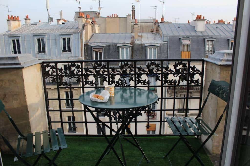 balcon avec table et chaise immeuble ancien - Appartements à vendre Paris